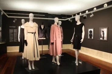 Diseños de Cristóbal Balenciaga expuestos en el Museu Soler Blasco