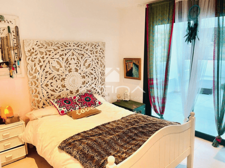 Dormitorio con cama de matrimonio y terraza