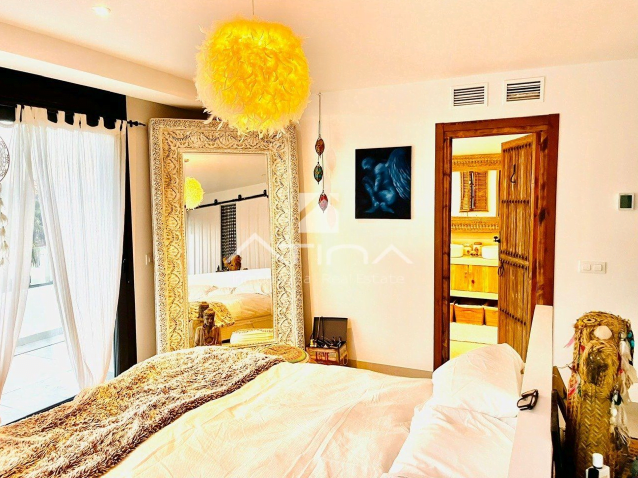 Dormitorio de estilo boho con baño en-suite