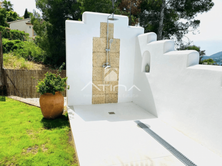 Ducha exterior de estilo ibicenco junto a la piscina