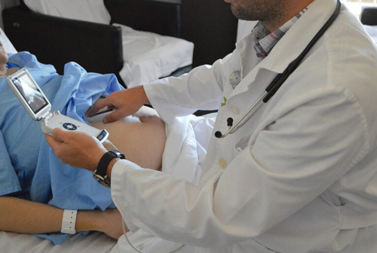 El Hospital de Dénia estudia la detección de infecciones cardíacas con ecografía de bolsillo