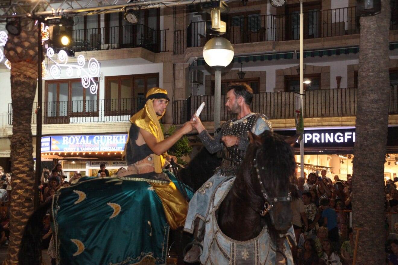 Embajada mora y rendición del castillo-Moros i Cristians Xàbia 2022 (10)