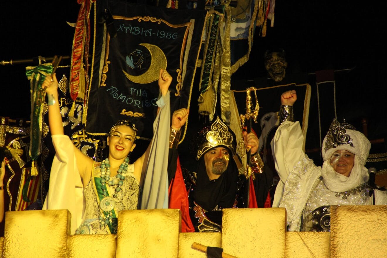 Las tropas de la media luna celebran la entrada al castillo