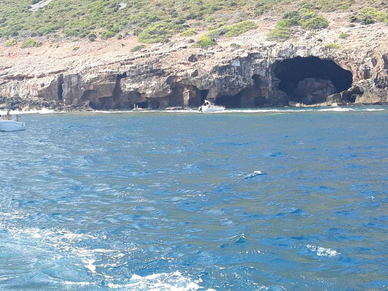 Embarcación encallada en la Cova Tallada de Xàbia