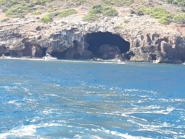 Imagen: Embarcación encallada en la Cova Tallada de Xàbia