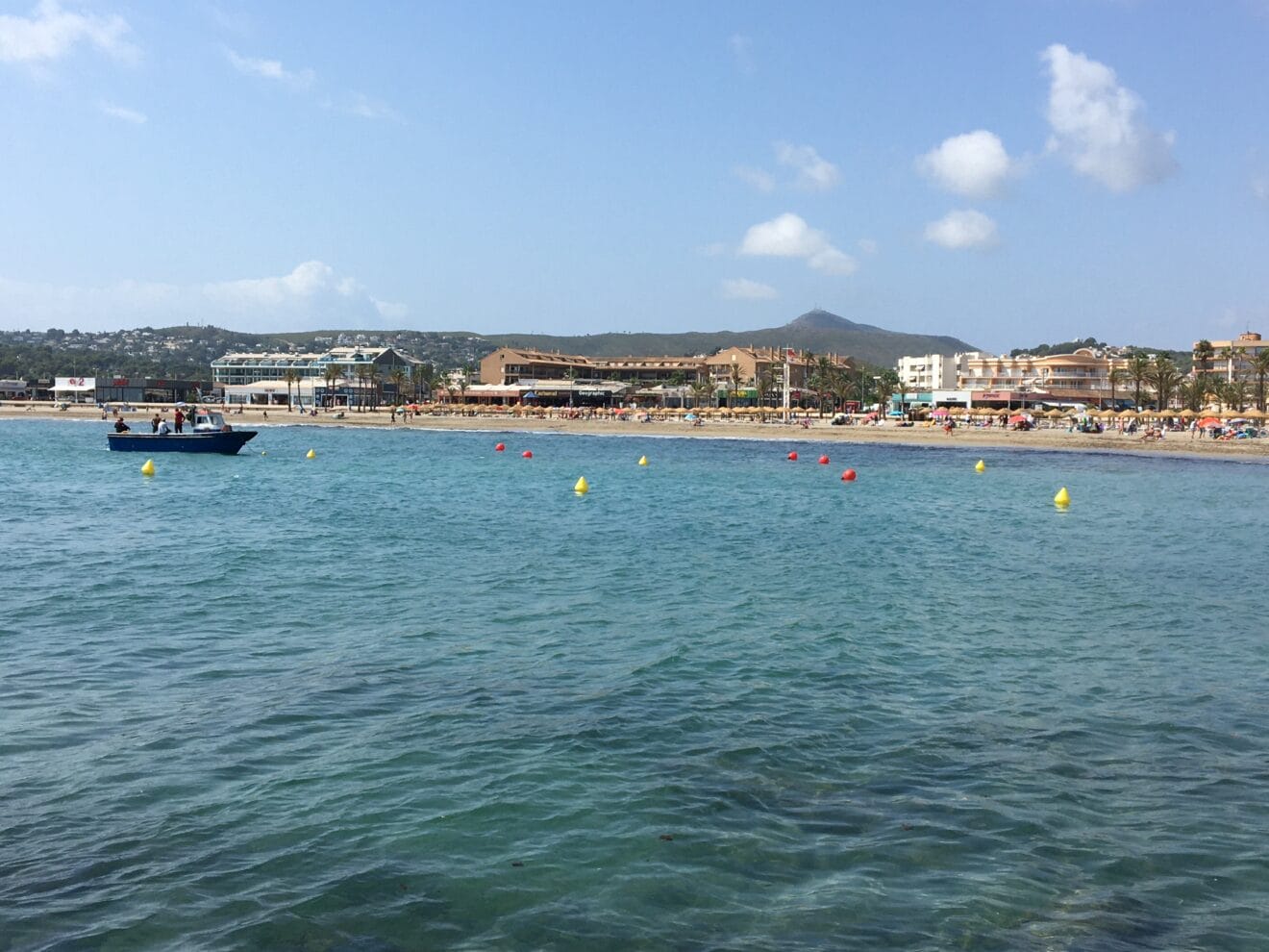 Embarcación trabajando en la reparación del emisario