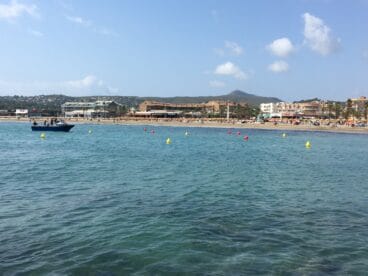 Embarcación trabajando en la reparación del emisario