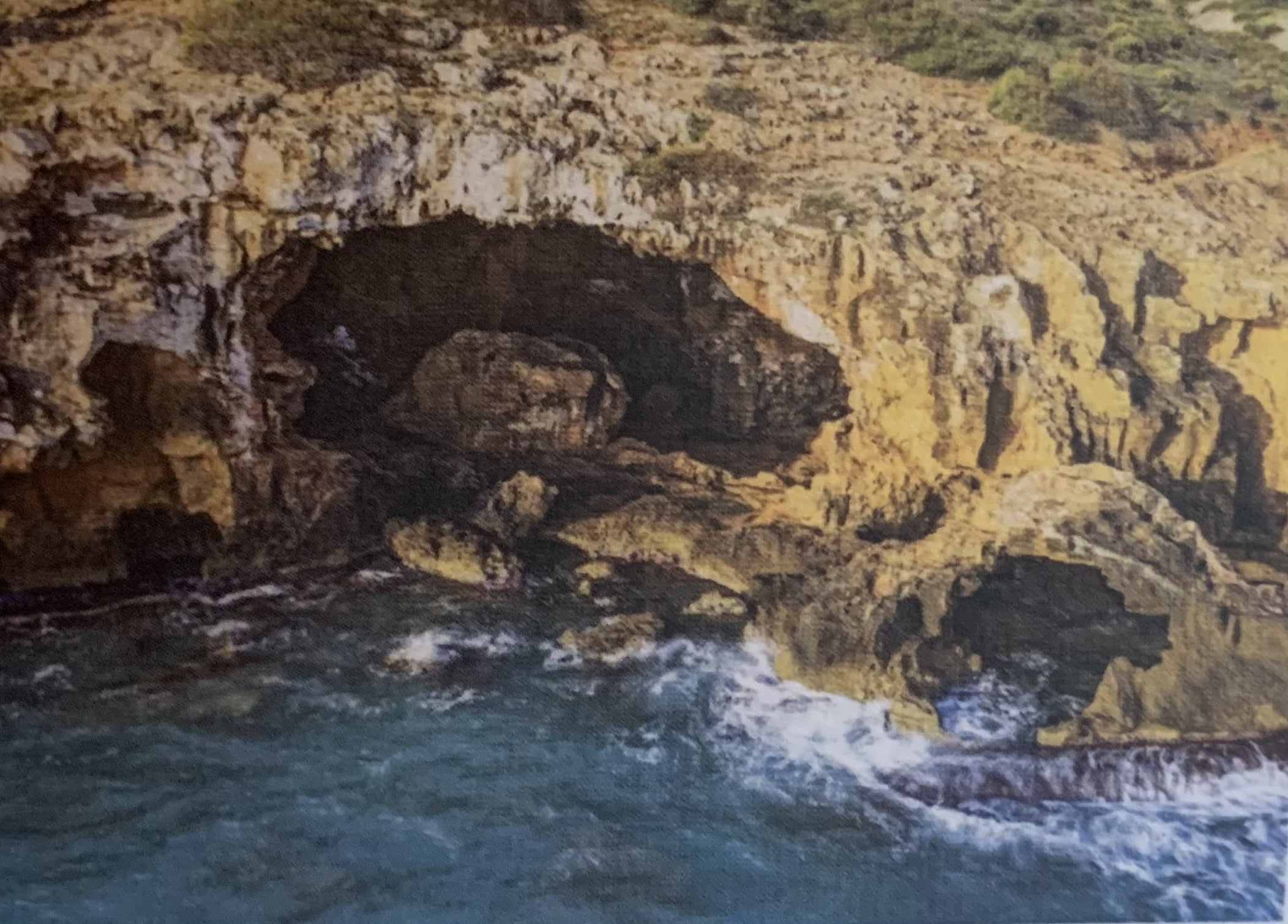 Entrada de la Cova Tallà en Xàbia, bajo el Cabo San Antonio. Foto de Just I. Sellés