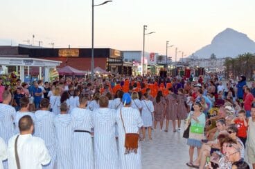 Entraeta de les filaes moras y cristianas en el paseo de la playa del Arenal