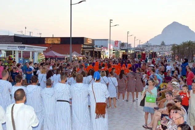 Image: Entraeta des rangées maures et chrétiennes sur la promenade de la plage d'Arenal