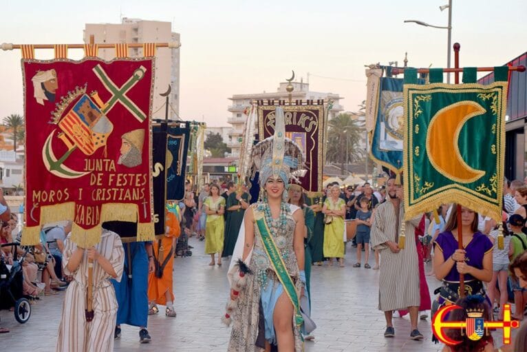 Entraeta de Moros i Cristians en el Paseo de la playa del Arenal