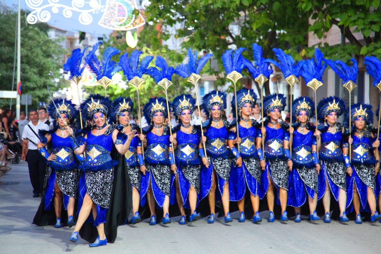 Escuadra de mujeres en el desfile de gala Moros y Cristianos Xàbia 2022