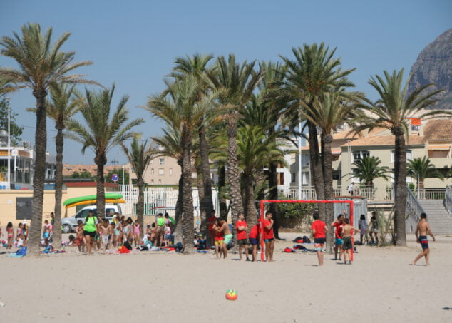Imagen: Escuela de Verano de Xàbia 2022 en la playa
