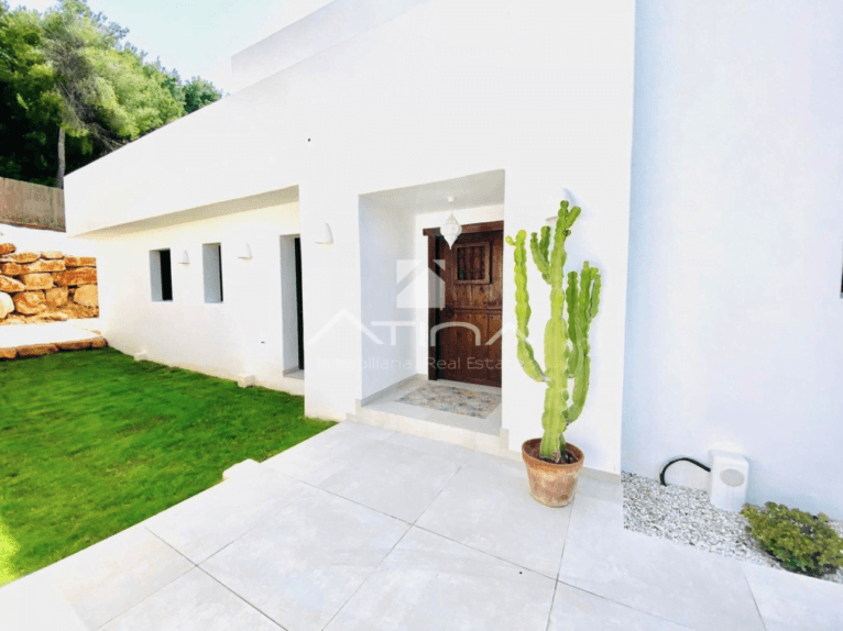 Fachada de la vivienda de estilo ibicenco