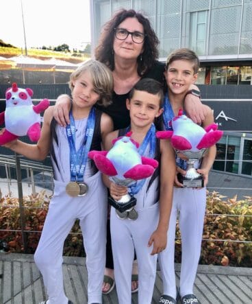 Gimnastas del CD Montgó con sus medallas