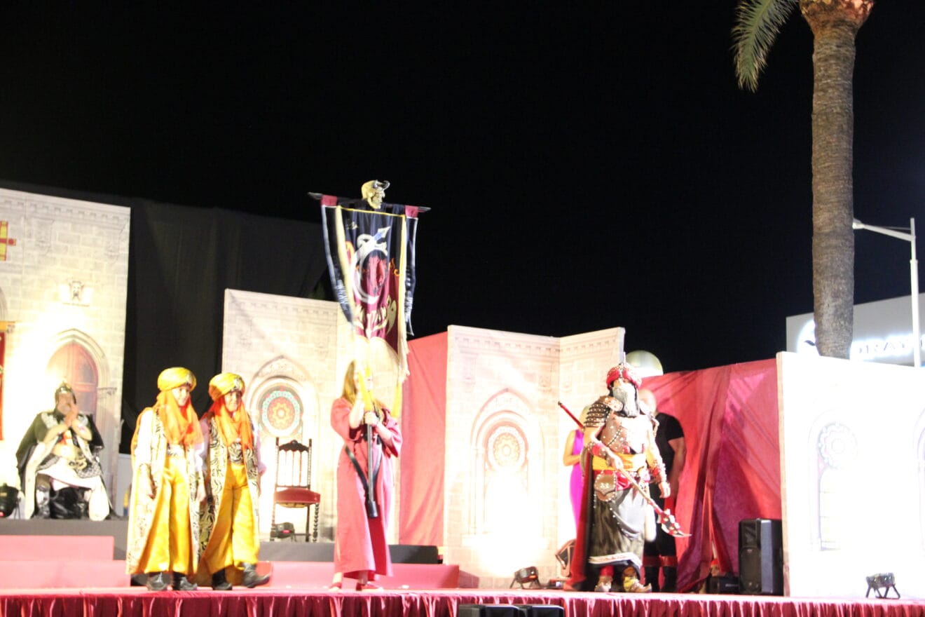 Presentación de trajes. Filà Schaitans