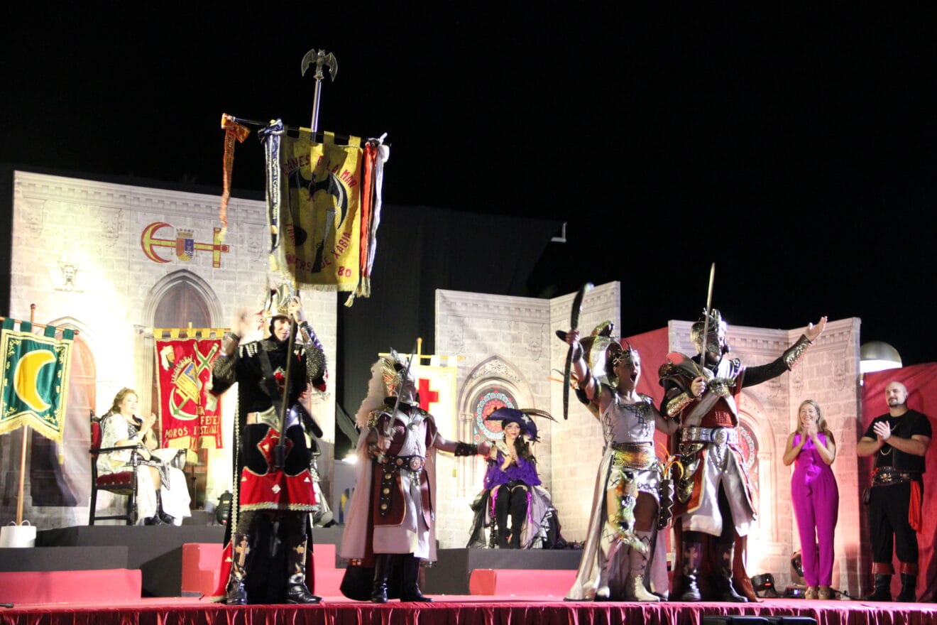 Presentación de trajes. Filà Trabuquers