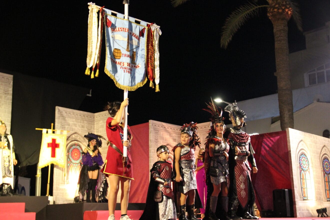 Presentación de trajes. Filà Ballesters