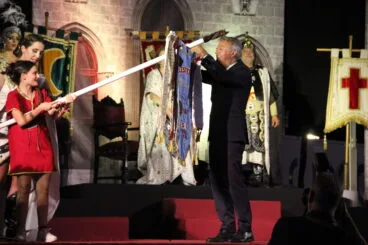 El alcalde impone el corbatín de las fiestas