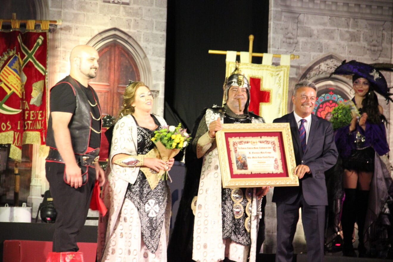 Entrega del diploma a la Filà Capitana