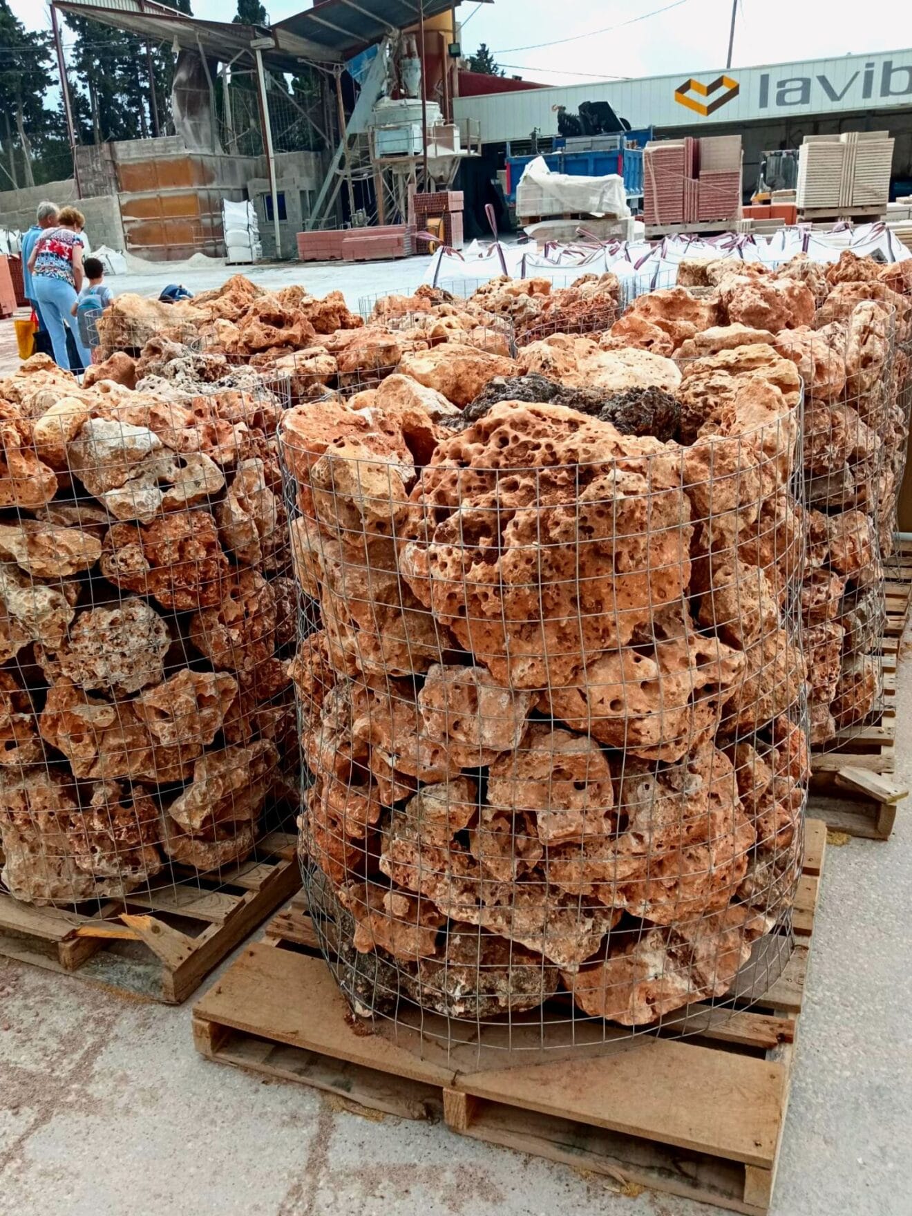 Jaulas de rocalla natural