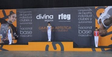 Joan Buigues en el podio (2º en potro)