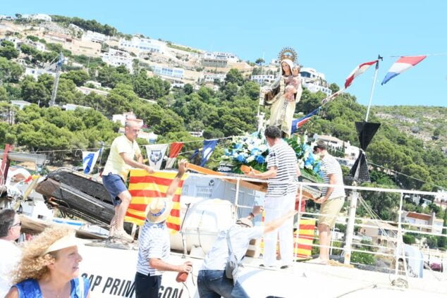 Imagen: La Virgen del Carmen es depositada en la embarcación pesquera Cap Prim Segon