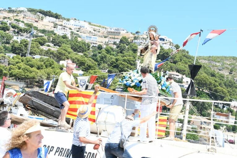 La Virgen del Carmen es depositada en la embarcación pesquera Cap Prim Segon