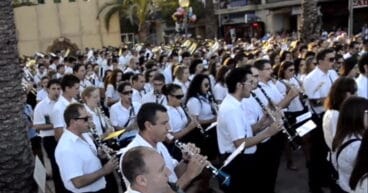 Los músicos interpretan Xàbia