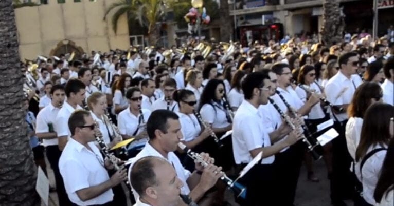 Los músicos interpretan Xàbia