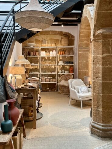 Microuniverso de decoración, moda y complementos envuelto en arcos y paredes de tosca del s.XV