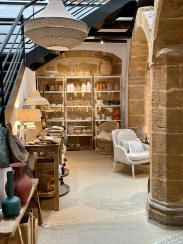 Microuniverso de decoración, moda y complementos envuelto en arcos y paredes de tosca del s.XV