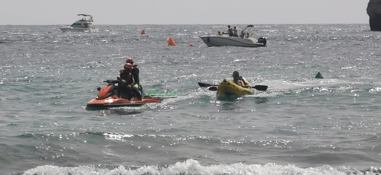 Momento del rescate de los dos hombres