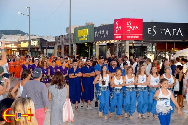 Imagen: Numeroso público disfrutó de la entraeta de Moros i Cristians Xàbia en el Arenal