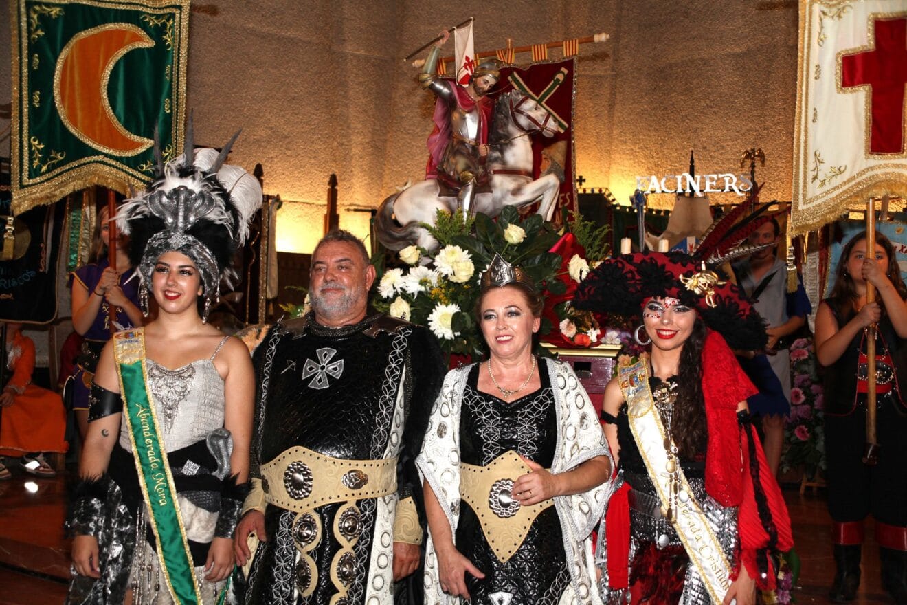 Capitanes y abanderadas en la ofrenda a Sant Jaume-Moros i Cristians Xàbia 2022