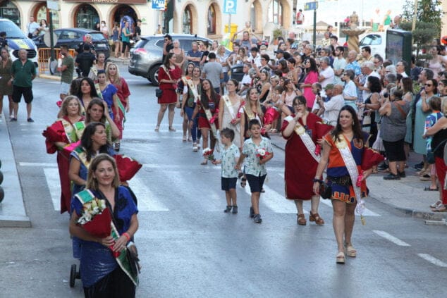 Imagen: Algunas de las 50 abanderadas de las fiestas de Moros i Cristians Xàbia 2022 en la ofrenda