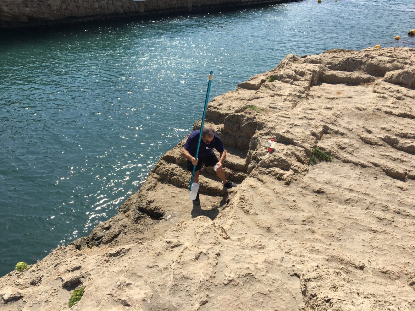 Operario tomando muestras del agua en la playa del Arenal