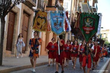 Pasacalle de filaes en el centro histórico