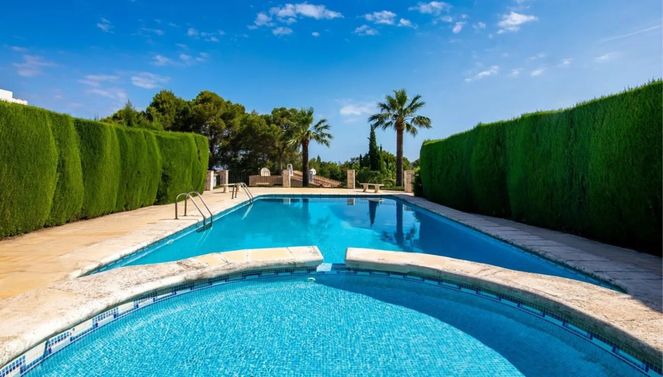 Piscina doble con aguas azul turquesa