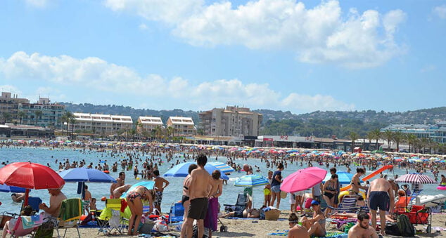 Imagen: Playa del Arenal durante la temporada alta