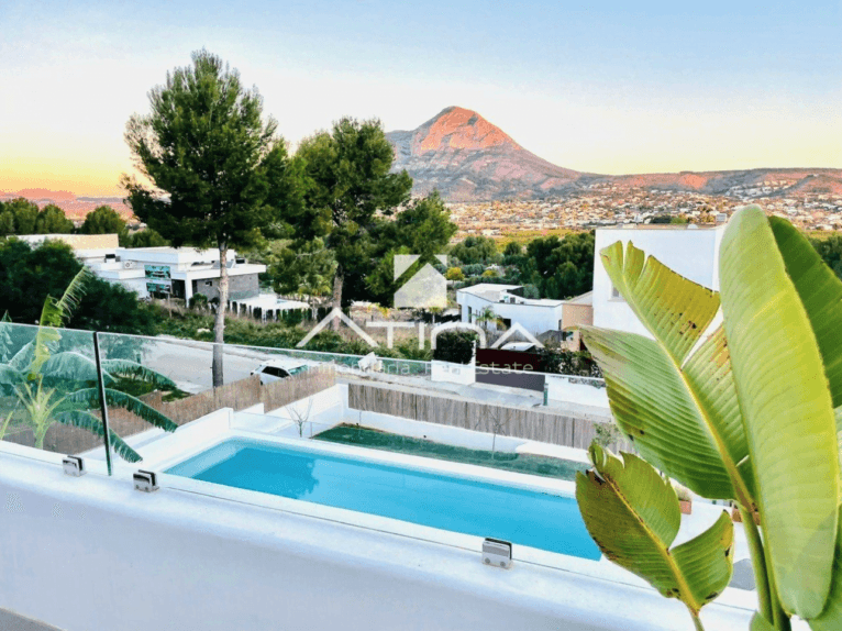 Preciosas vistas al valle desde esta villa en Jávea