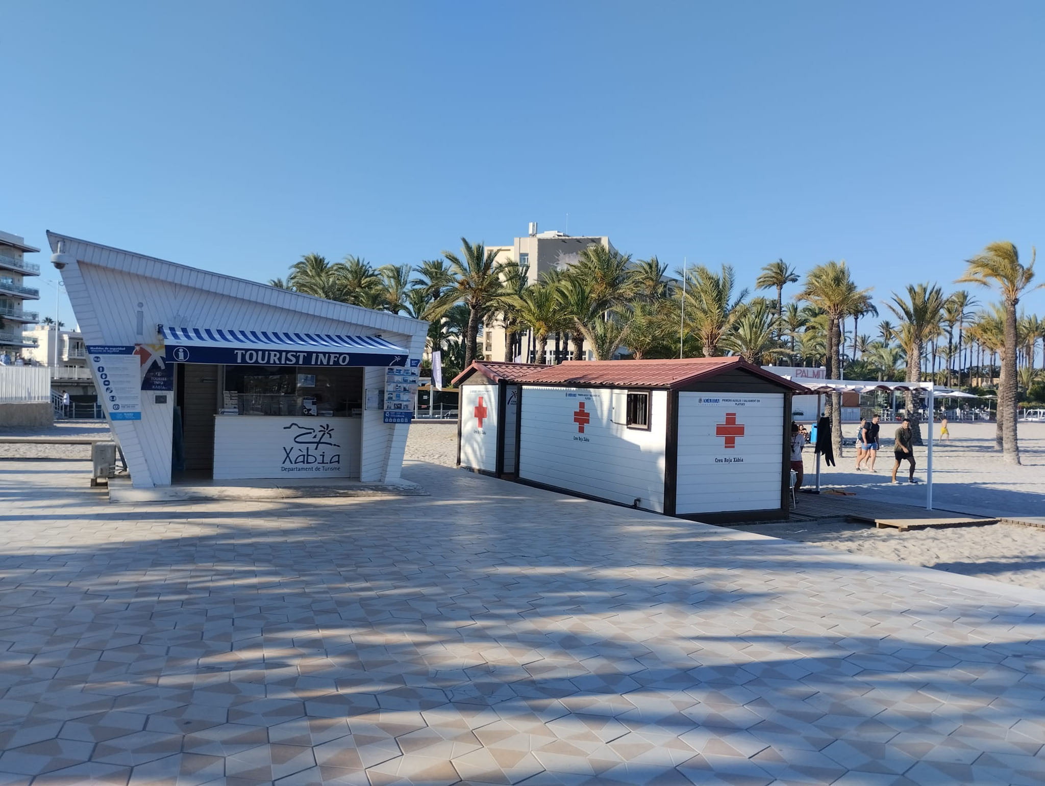 Puesto de Cruz Roja en la playa del Arenal de Xàbia dónde se encuentra una analítica del estado del agua