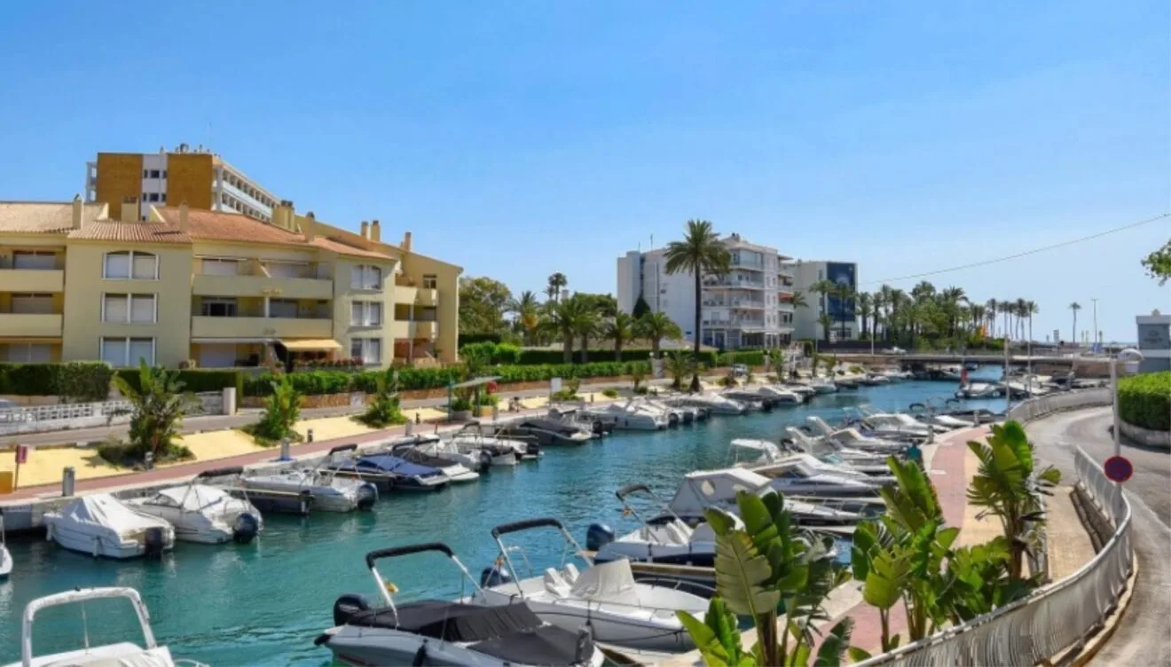 Relájate y disfruta de las vistas al canal desde el balcón