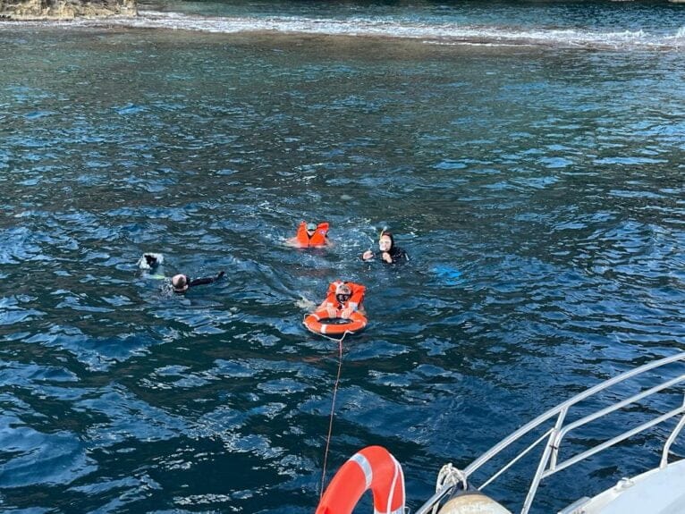Rescate en la Cova Tallada al encallar la embarcación (1)