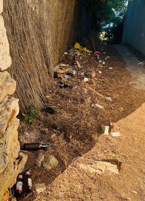 Imagen: Residuos tirados en el camino de las inmediaciones de la Cala En Caló