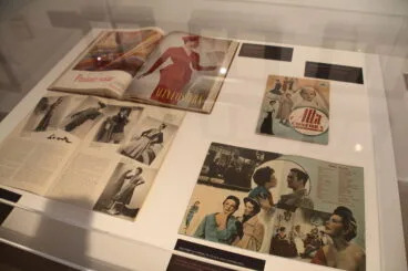 Revistas con fotografías de diseños de Balenciaga