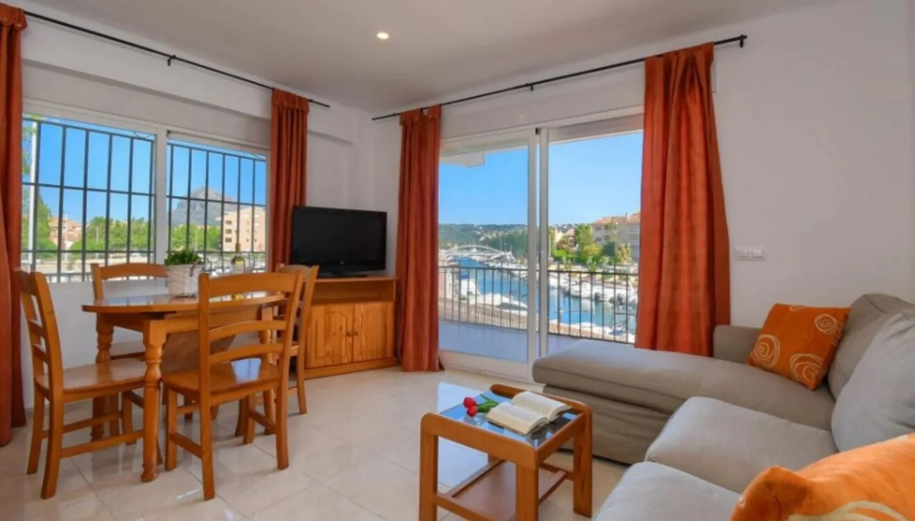 Salón comedor con acceso al balcón