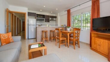 Salon comedor con cocina abierta