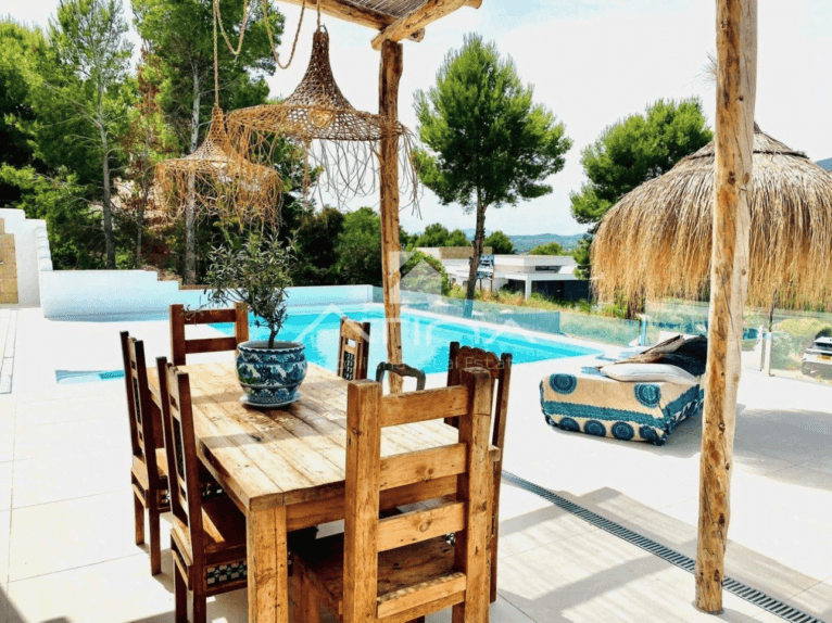 Salón exterior de la terraza de estilo boho