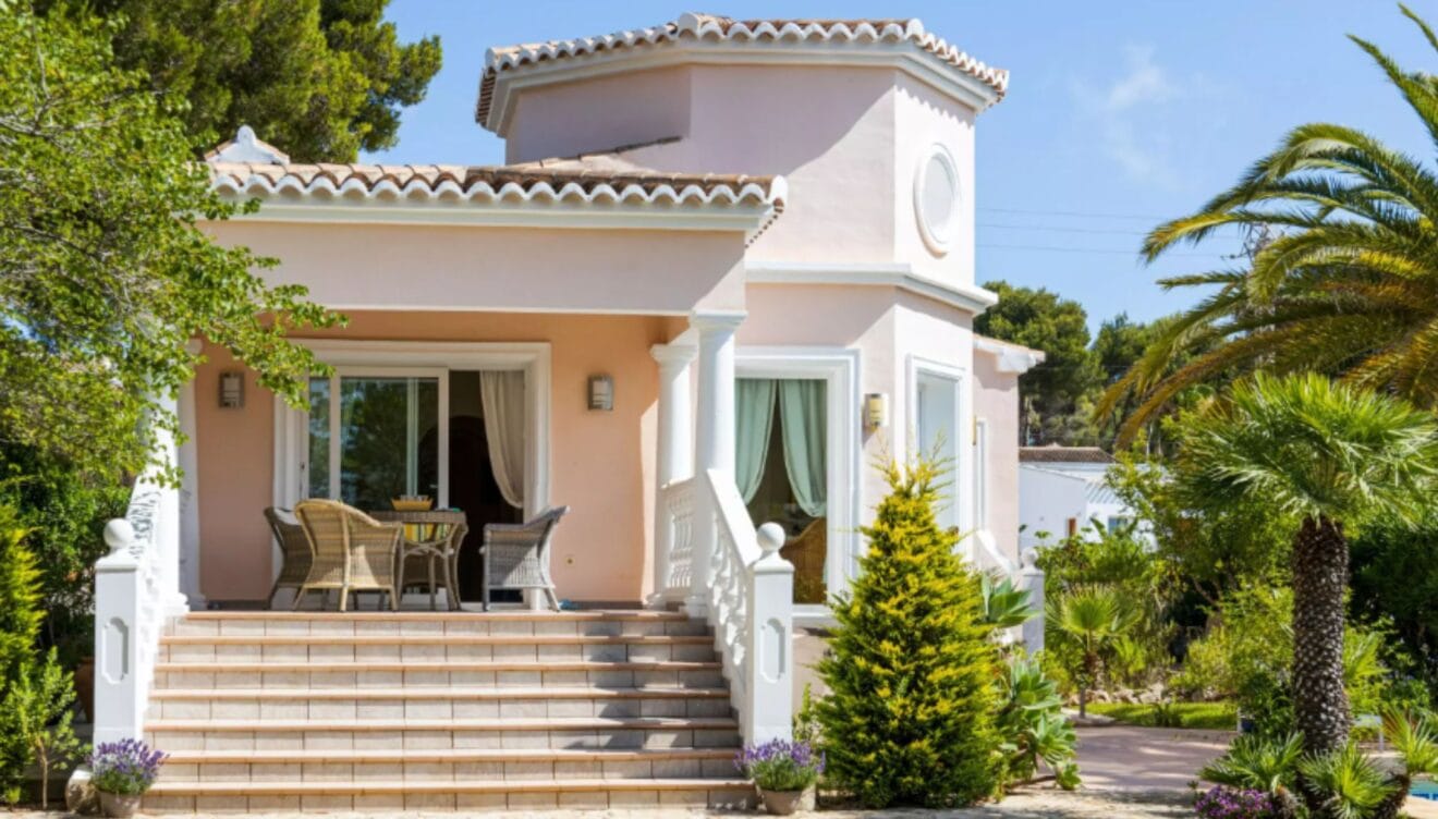 Terraza cubierta con zona de descanso